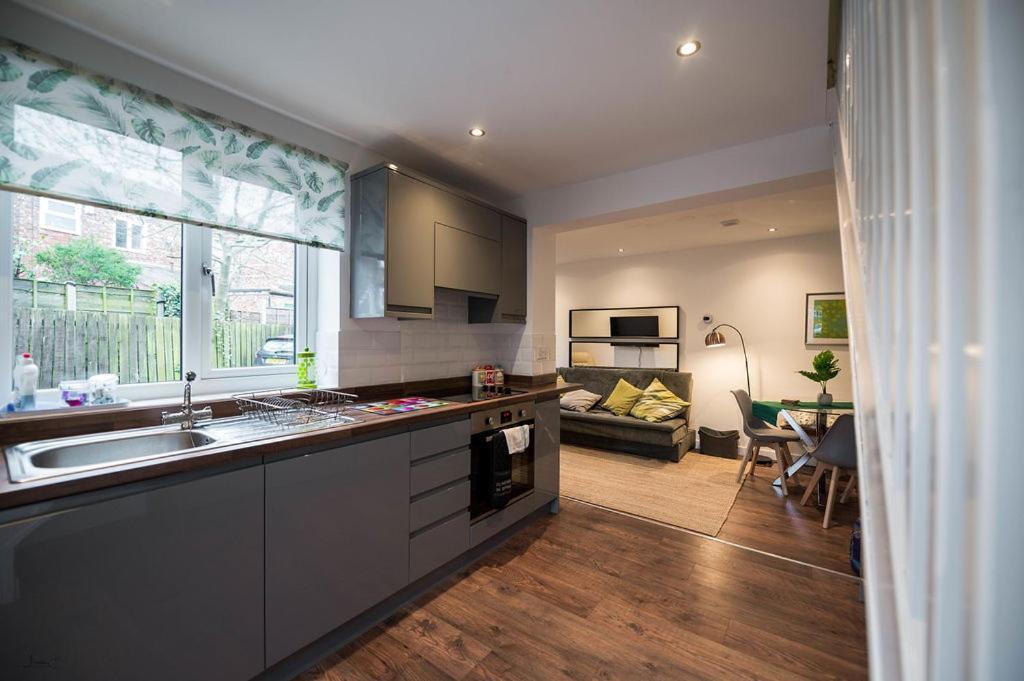 Air Host And Stay - Apartment 5 Broadhurst Court Sleeps 6 Minutes From Town Centre 스톡포트 외부 사진