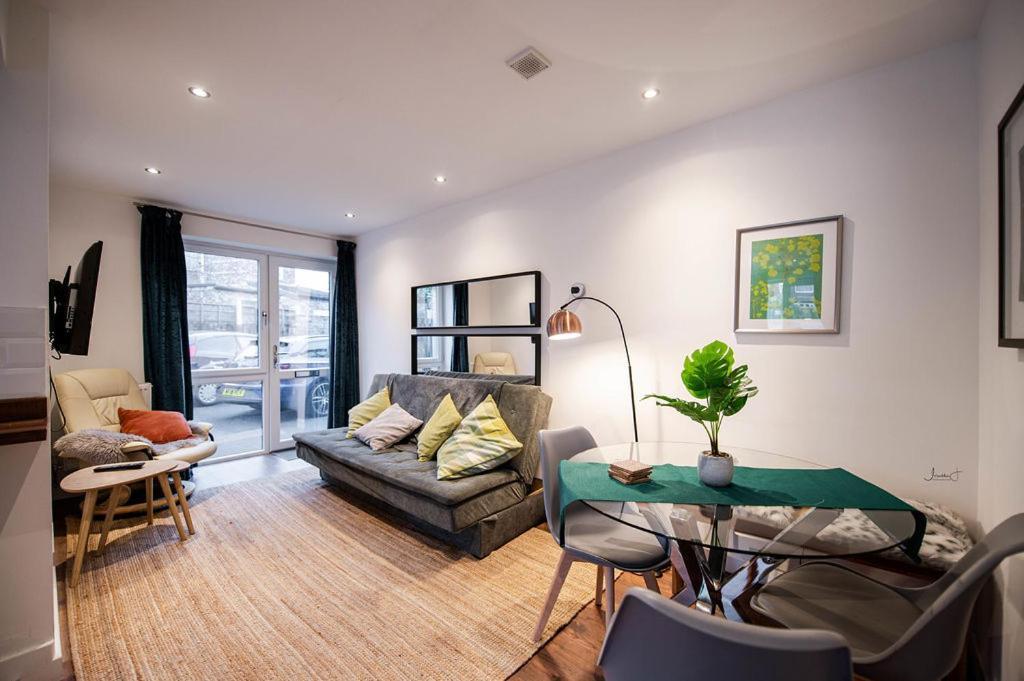 Air Host And Stay - Apartment 5 Broadhurst Court Sleeps 6 Minutes From Town Centre 스톡포트 외부 사진