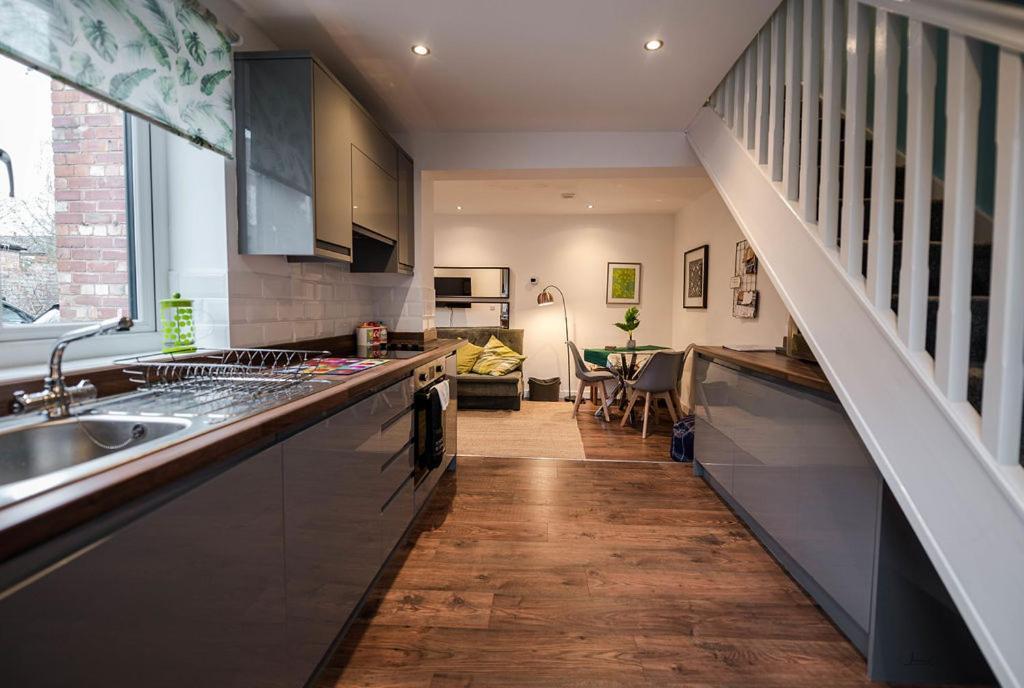 Air Host And Stay - Apartment 5 Broadhurst Court Sleeps 6 Minutes From Town Centre 스톡포트 외부 사진
