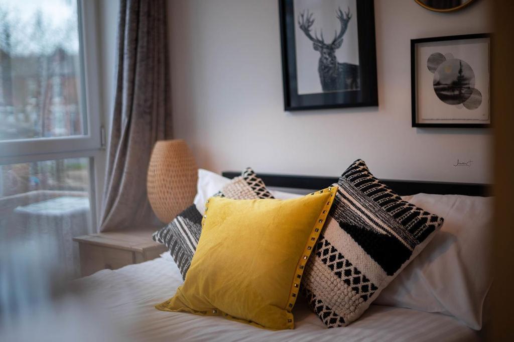 Air Host And Stay - Apartment 5 Broadhurst Court Sleeps 6 Minutes From Town Centre 스톡포트 외부 사진