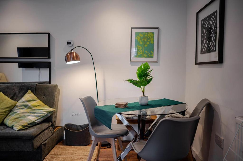 Air Host And Stay - Apartment 5 Broadhurst Court Sleeps 6 Minutes From Town Centre 스톡포트 외부 사진