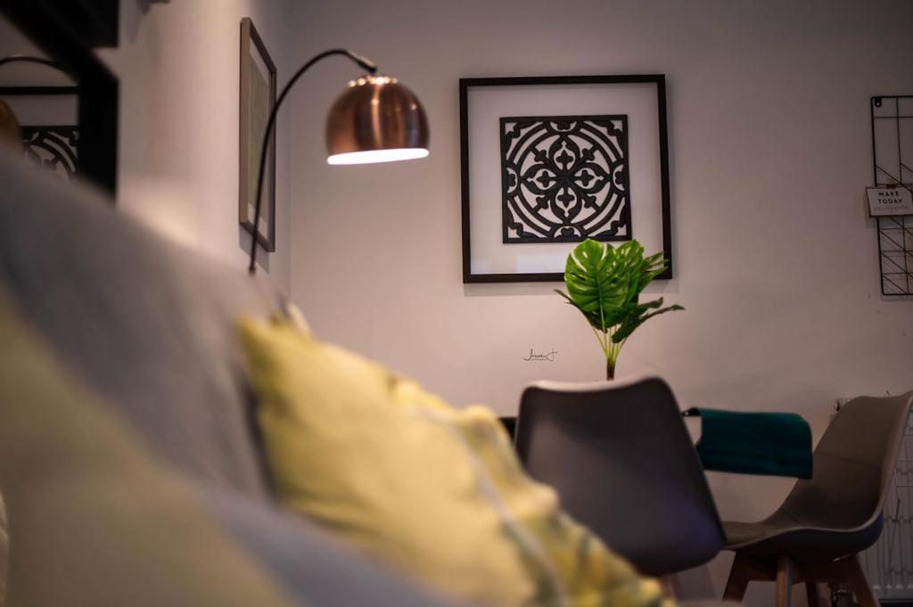 Air Host And Stay - Apartment 5 Broadhurst Court Sleeps 6 Minutes From Town Centre 스톡포트 외부 사진